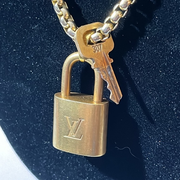 STACK! LOUIS VUITTON LOCK AND KEY #307 WITH GOLD PLATED STAINLESS STEEL CHAIN. - Picture 2 of 16